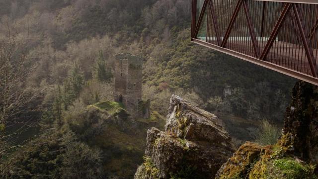 Rincones de Galicia: La solitaria Torre de Doncos en Os Ancares