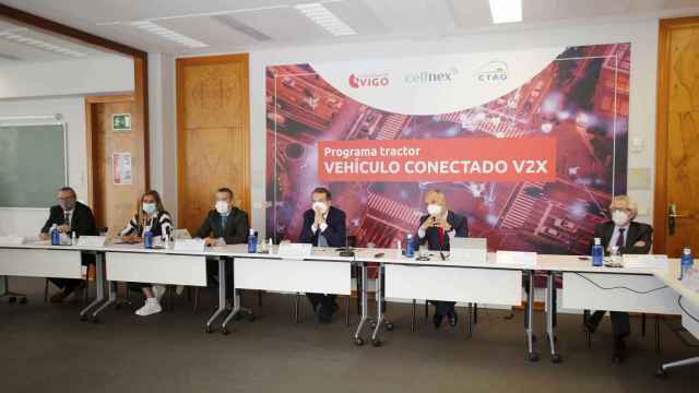 El delegado de Zona Franca, David Regades; el alcalde de Vigo, Abel Caballero; la presidenta de la Diputación, Carmela Silva; el director del CTAG, Luis Moreno; y el director de Cellnex, Albert Cuatrecasas, en una reunión sobre ‘Vehículo Conectado V2X’