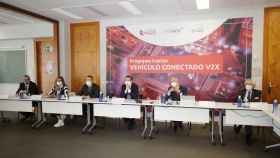 El delegado de Zona Franca, David Regades; el alcalde de Vigo, Abel Caballero; la presidenta de la Diputación, Carmela Silva; el director del CTAG, Luis Moreno; y el director de Cellnex, Albert Cuatrecasas, en una reunión sobre ‘Vehículo Conectado V2X’