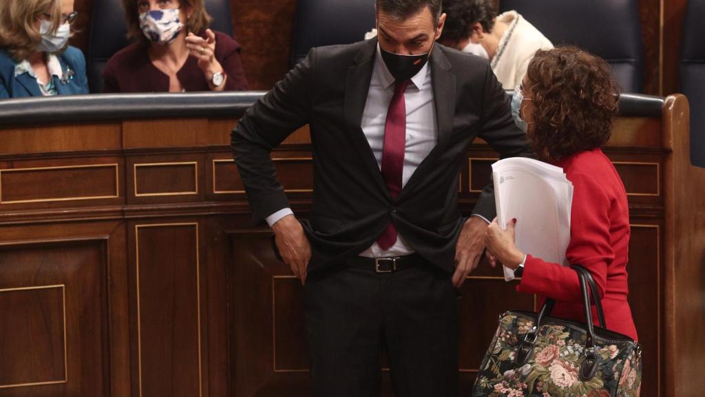 El presidente del Gobierno, Pedro Sánchez, y la ministra de Hacienda, María Jesús Montero.