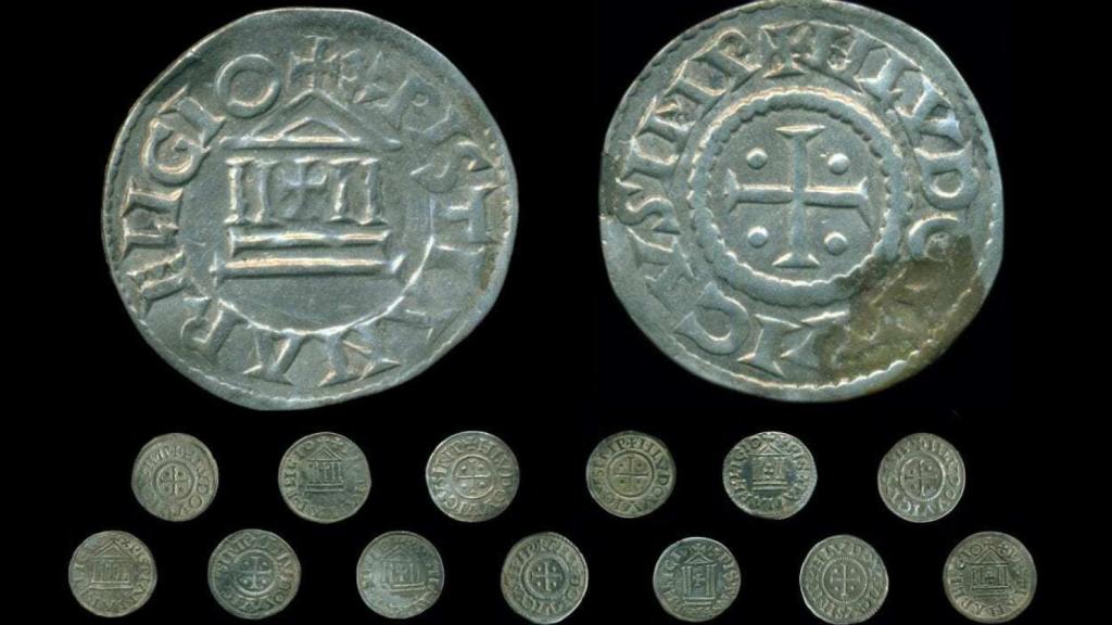 Descubierto un gran tesoro carolingio de 118 monedas de plata en Polonia