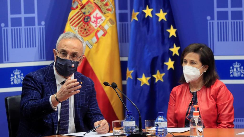 Alejandro Blanco, presidente del COE, junto a la ministra de Defensa, Margarita Robles