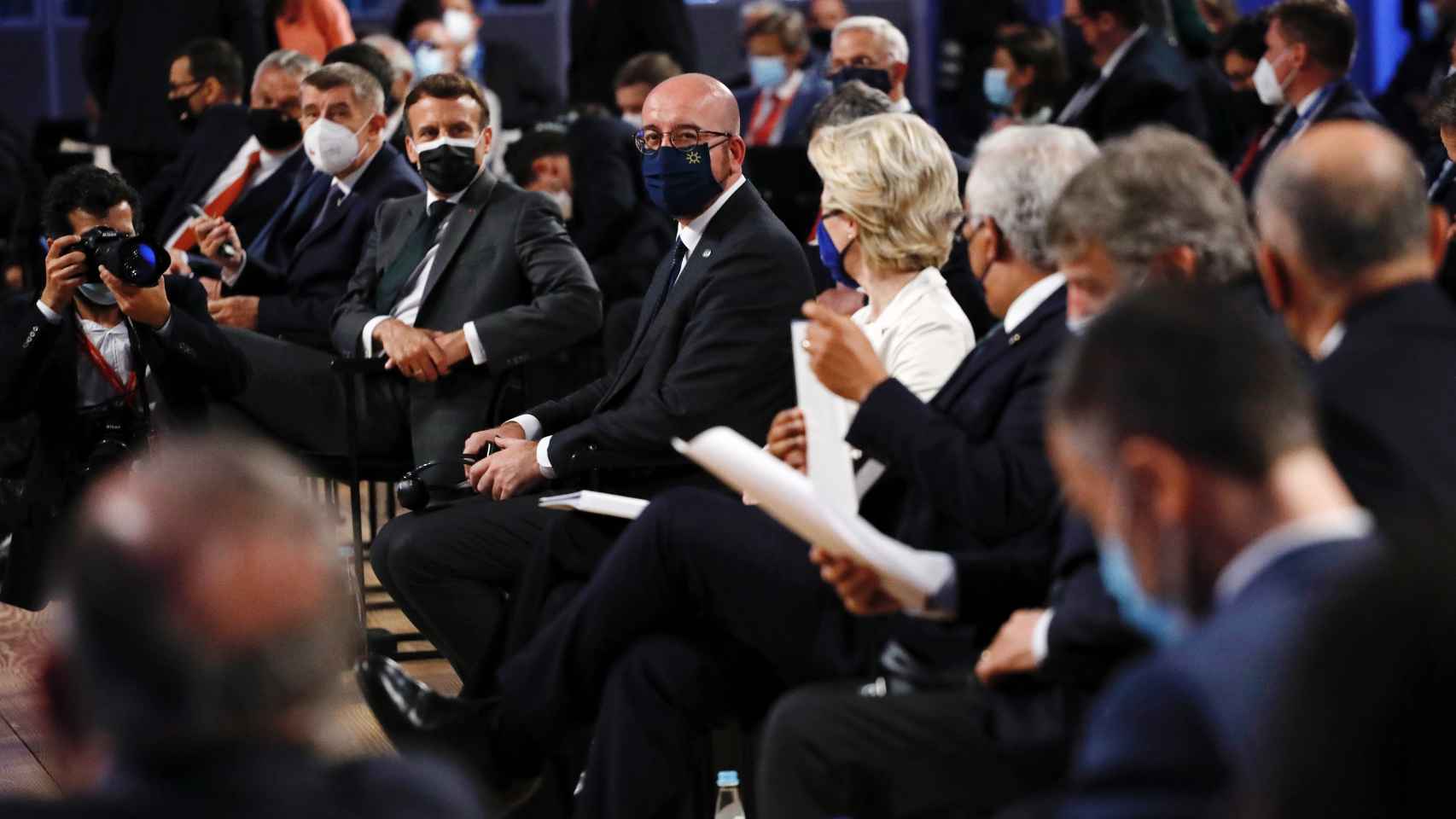 Emmanuel Macron, Charles Michel y Ursula von der Leyen, durante la cumbre de Oporto
