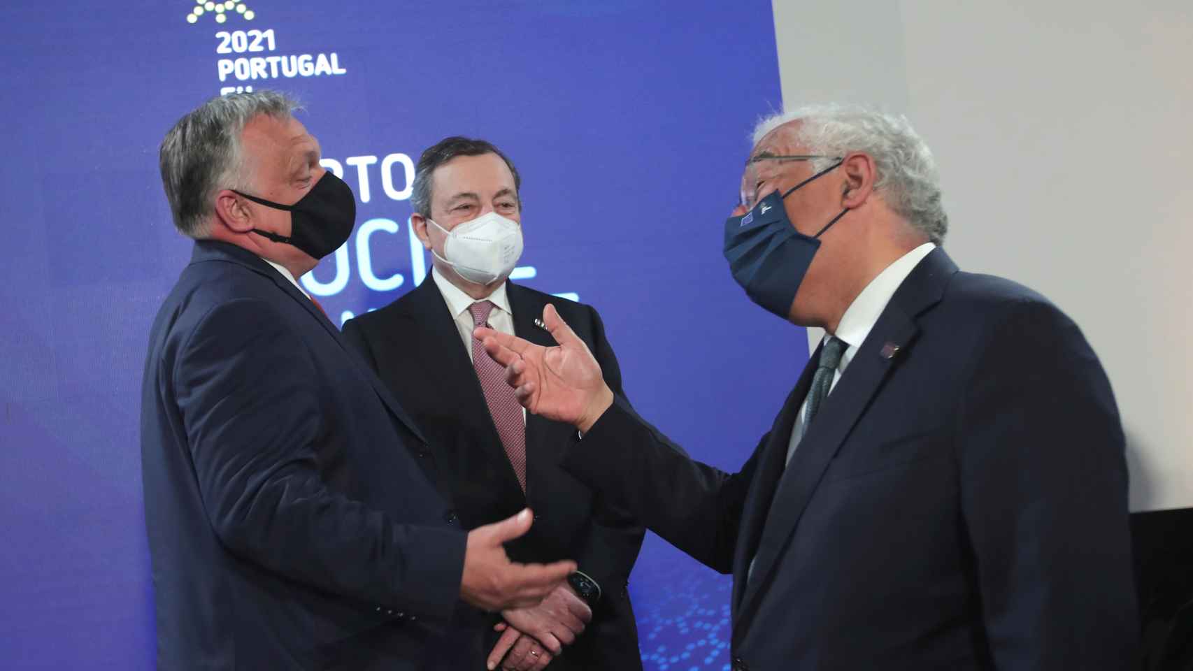 Viktor Orbán, Mario Draghi y António Costa conversan durante la cumbre de Oporto
