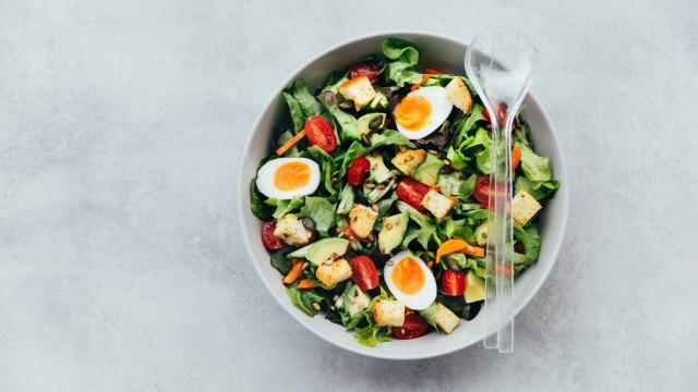 Una ensalada con distinta verdura.