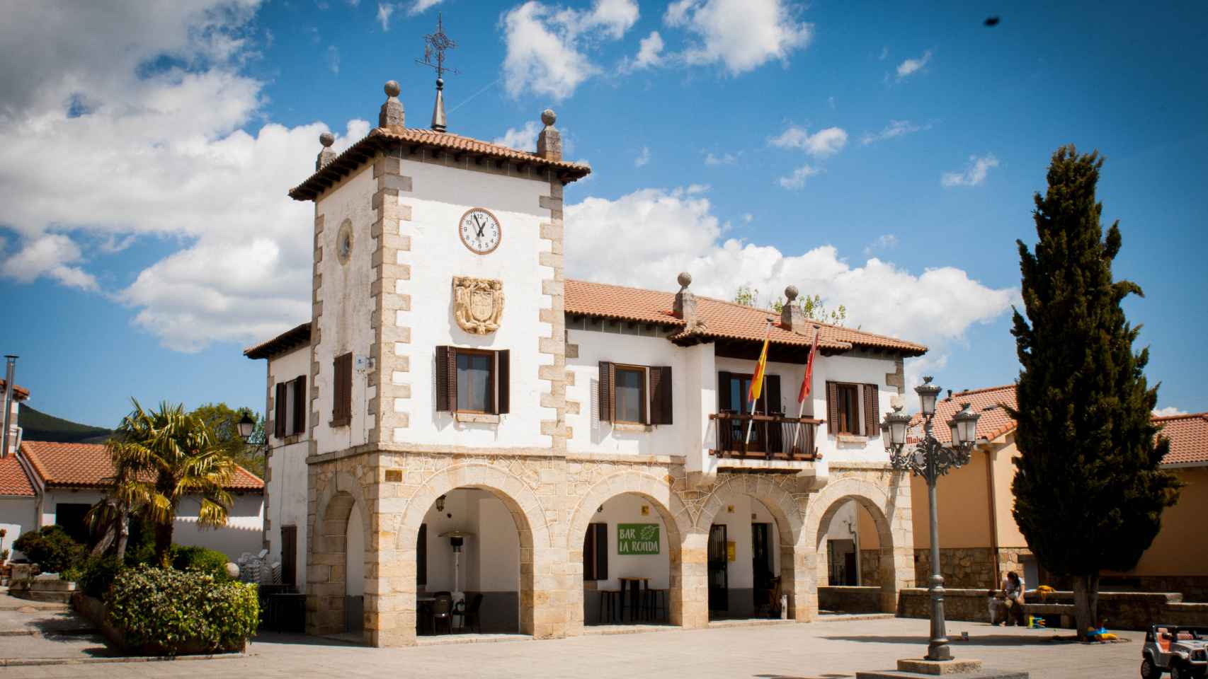 El Ayuntamiento de Navarredonda y San Mamés, que comparte edificio con el bar La Ronda.
