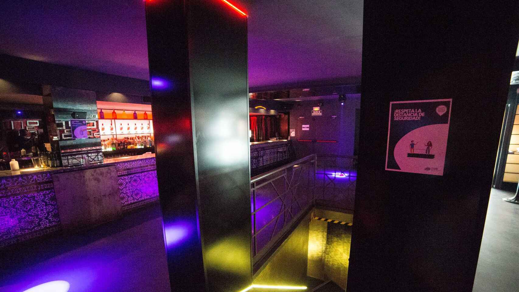 Interior de una discoteca donde se pide respetar la distancia de seguridad.