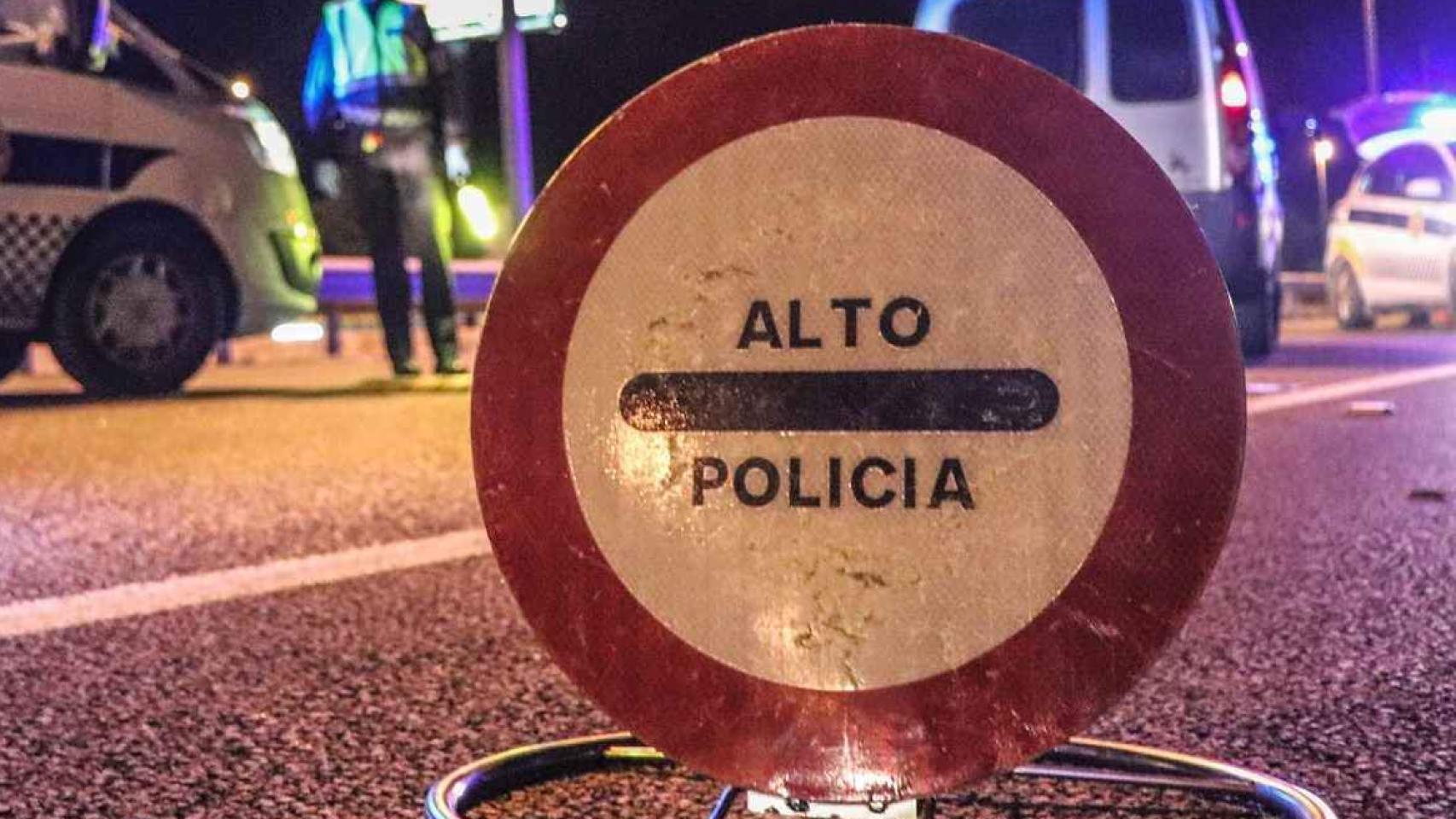 Un cartel de stop en un control policial