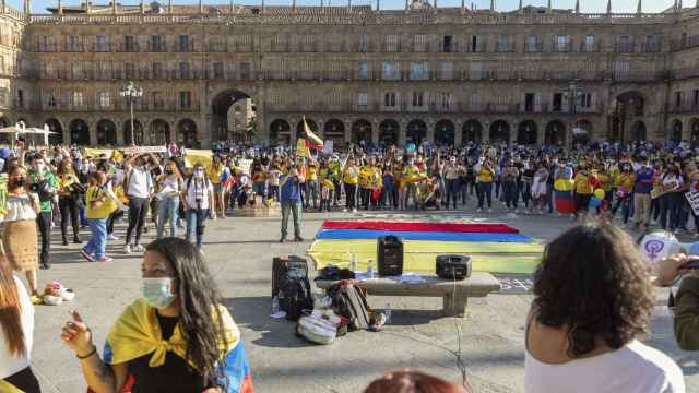 La comunidad colombiana en una concentración en la Plaza Mayor de Salamanca
