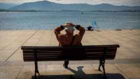 Un hombre disfruta del sol y de las agradables temperaturas registradas en Santander.