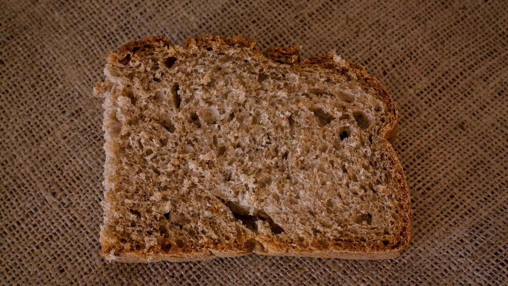 Una rebanada de pan integral.