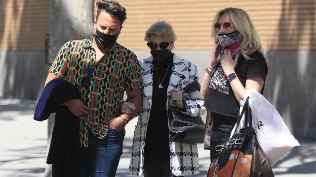 Mila Ximénez junto a Belén Rodríguez y otro amigo durante un paseo por Madrid.