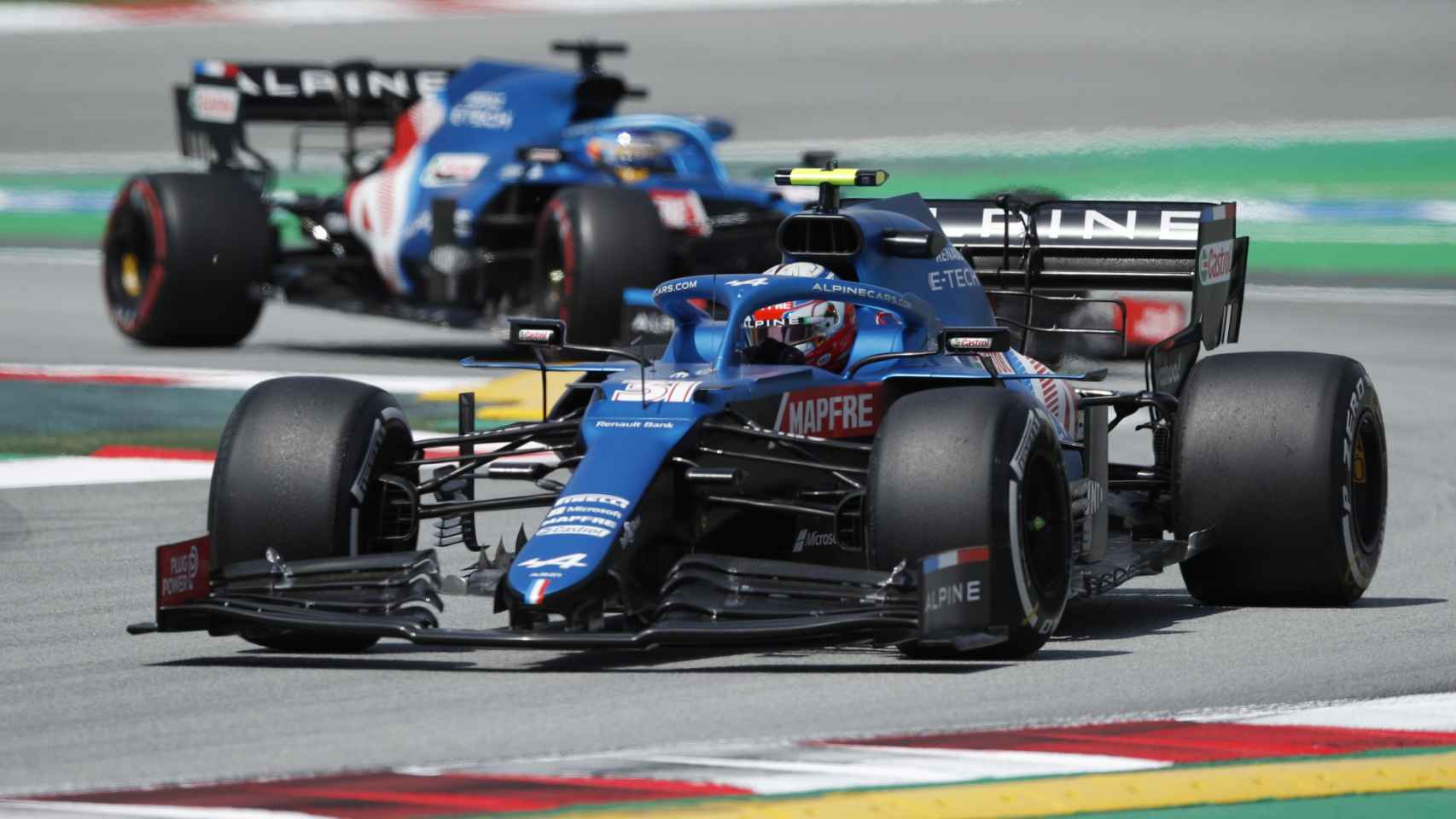 Ocon rodando por delante de Fernando Alonso en el Gran Premio de España de Fórmula 1