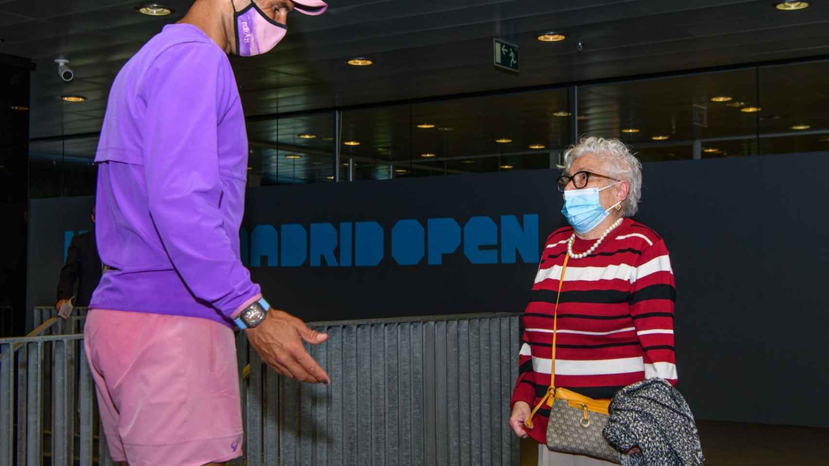 Rafa Nadal saluda a Manuela, una mujer de 95 años con principio de alzheimer y que soñaba con conocerle