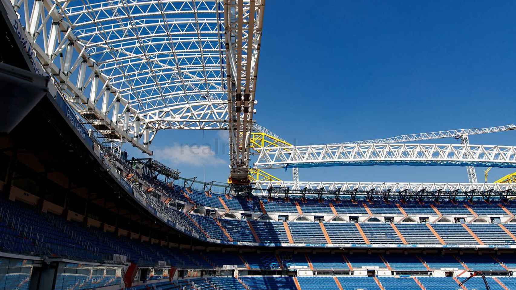 La cubierta del Santiago Bernabéu, fotografiada desde el interior