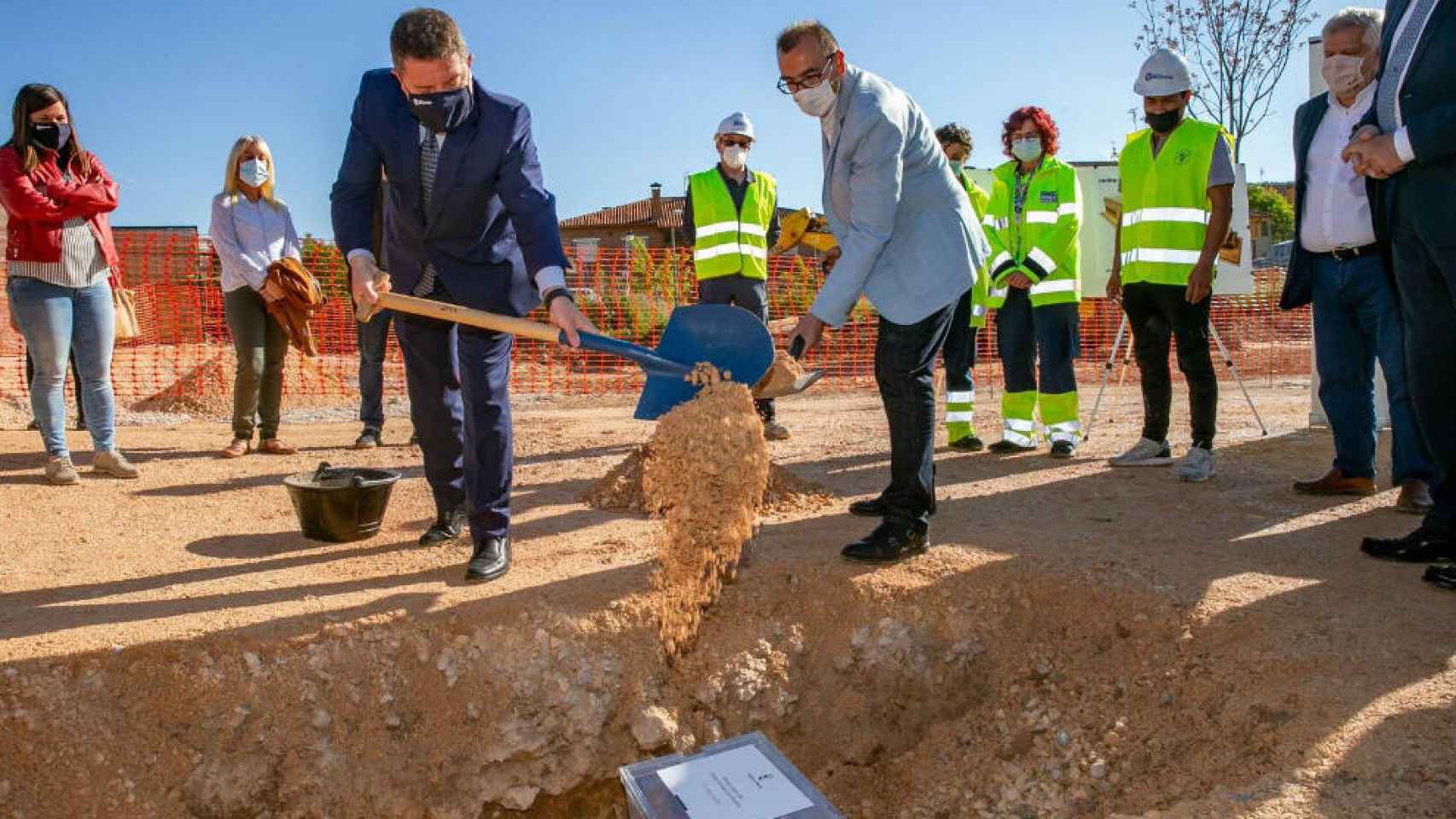 El presidente de Castilla-La Mancha, Emiliano García-Page, coloca este viernes en la localidad guadalajareña de Cifuentes la primera piedra del nuevo Centro de Salud del municipio