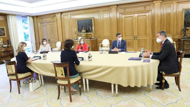 Pedro Sánchez y las cuatro vicepresidentas presentan al Rey el Plan de Recuperación en Zarzuela.