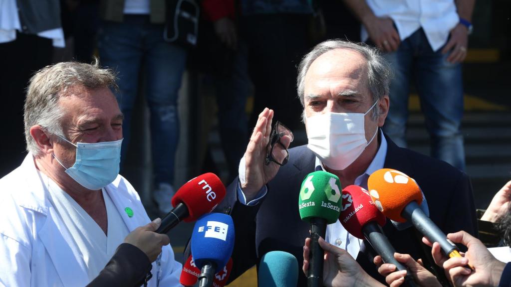 Ángel Gabilondo, a su salida del Ramón y Cajal tras recibir el alta.