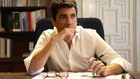 Carlos Mazón, trabajando en su despacho de la Diputación de Alicante.