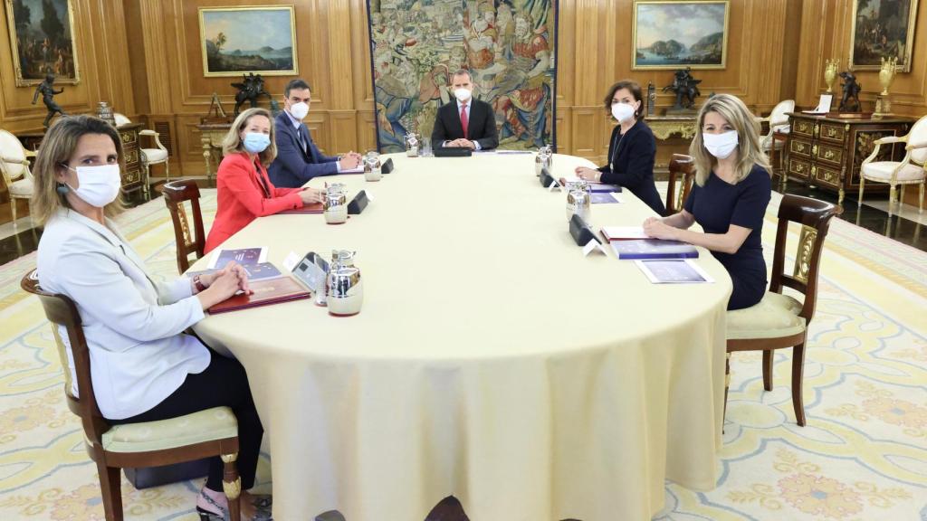 Reunión del rey Felipe VI con el presidente del Gobierno, Pedro Sánchez, y las vicepresidentas Teresa Ribera, Nadia Calviño, Carmen Calvo y Yolanda Díaz.