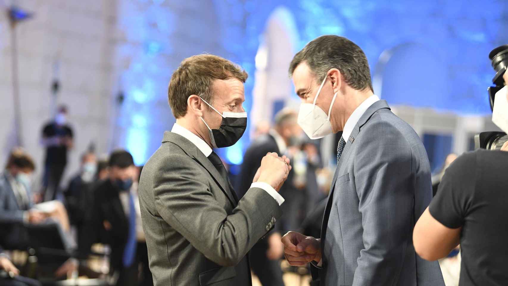 Pedro Sánchez saluda a Emmanuel Macron durante la cumbre de Oporto