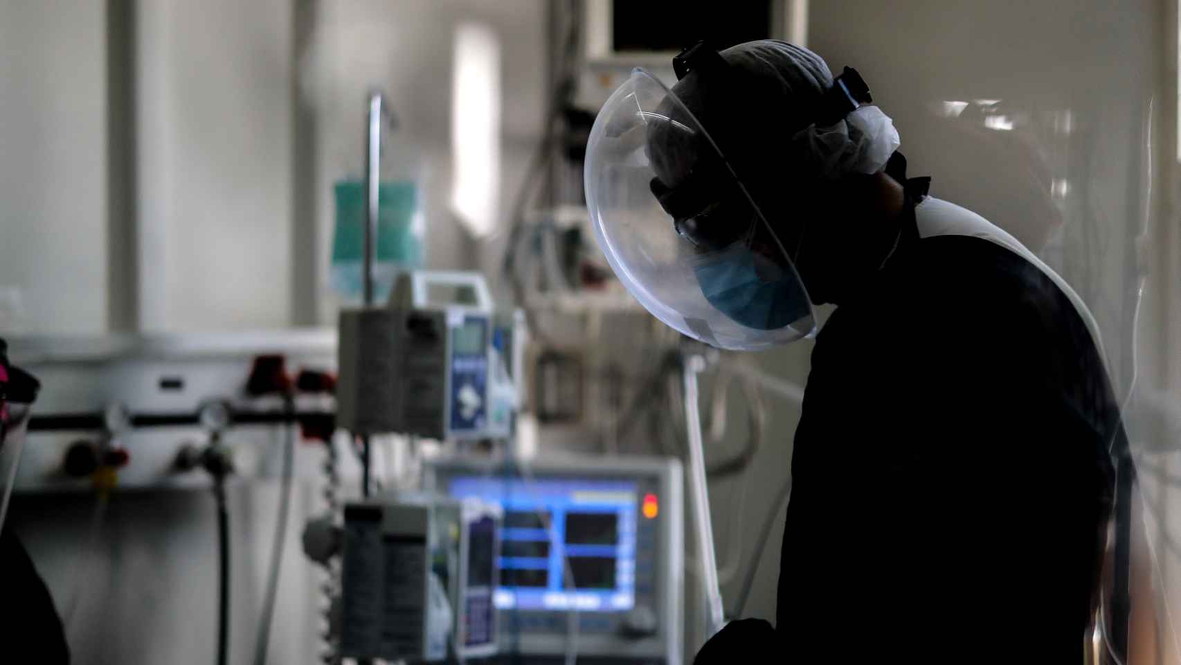 Personal medico realiza controles a sus pacientes en una Unidad de Cuidados Intensivos en un hospital de Buenos Aires.