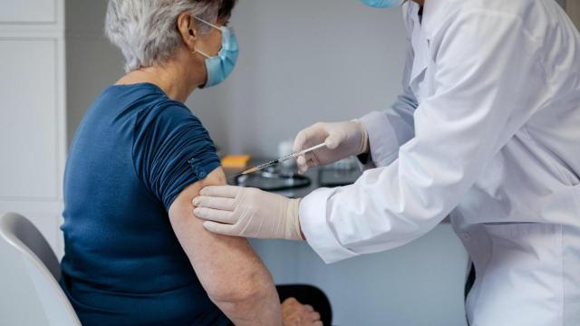 Vacunación por edades en Galicia: Gran avance en los de 60 a 69 y nuevo récord de dosis