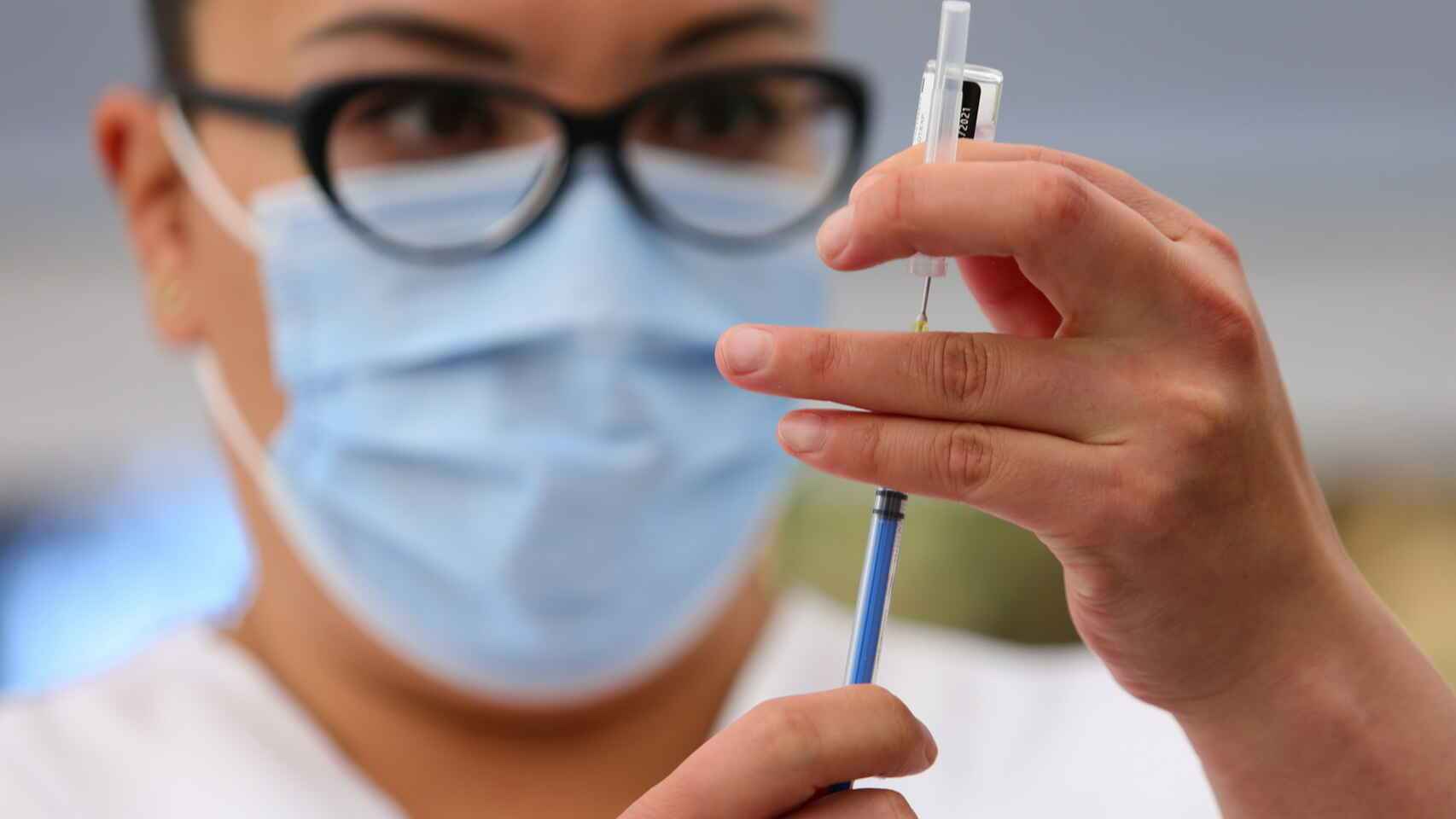Personal médico prepara una dosis de la vacuna de Pfizer.