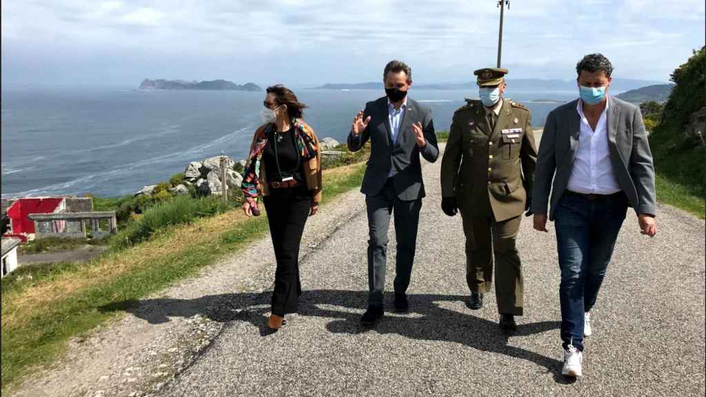 El Delegado del Gobierno, José Miñones, visitó las instalaciones junto al alcalde de Baiona, Carlos Gómez,Maica Larriba y el coronel Miguel Constantino Cortés.