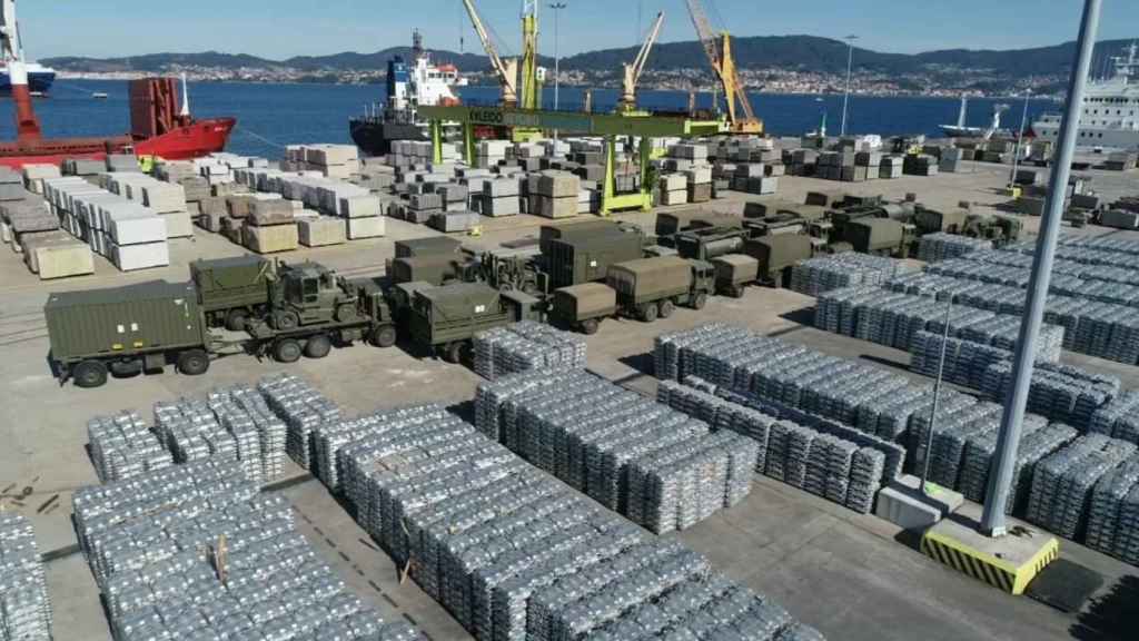Los vehículos y contenedores con el material necesario para el ejercicio partieron del Puerto de Vigo esta semana