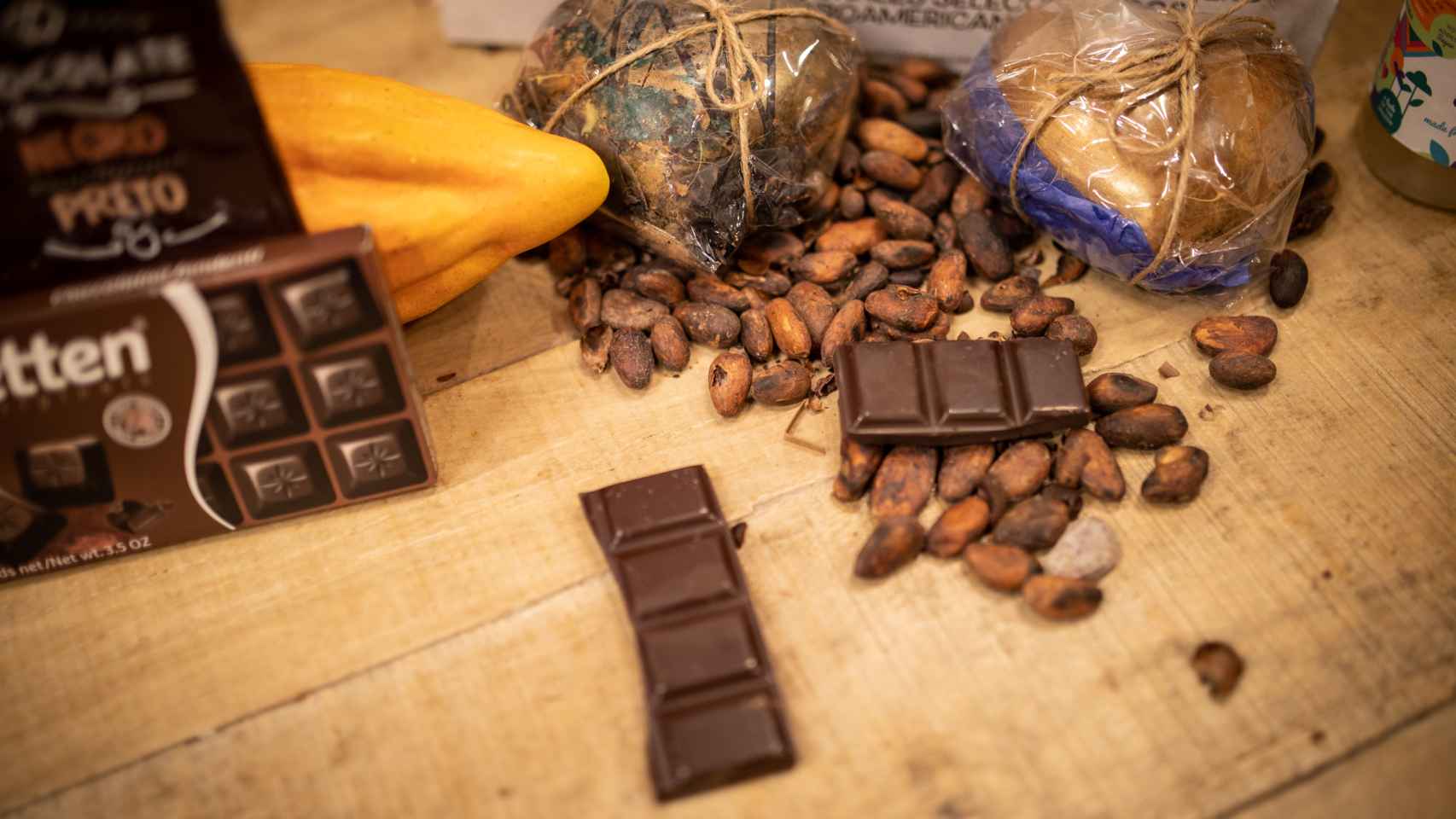 Helen, directora del Salón Internacional del Chocolate de Madrid, analiza seis chocolates negros para EL ESPAÑOL.