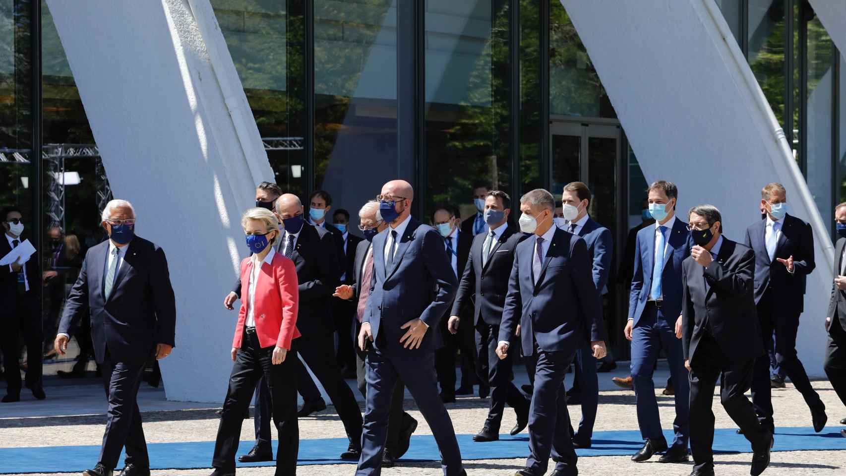 Los líderes europeos, camino de su foto de familia este sábado en Oporto