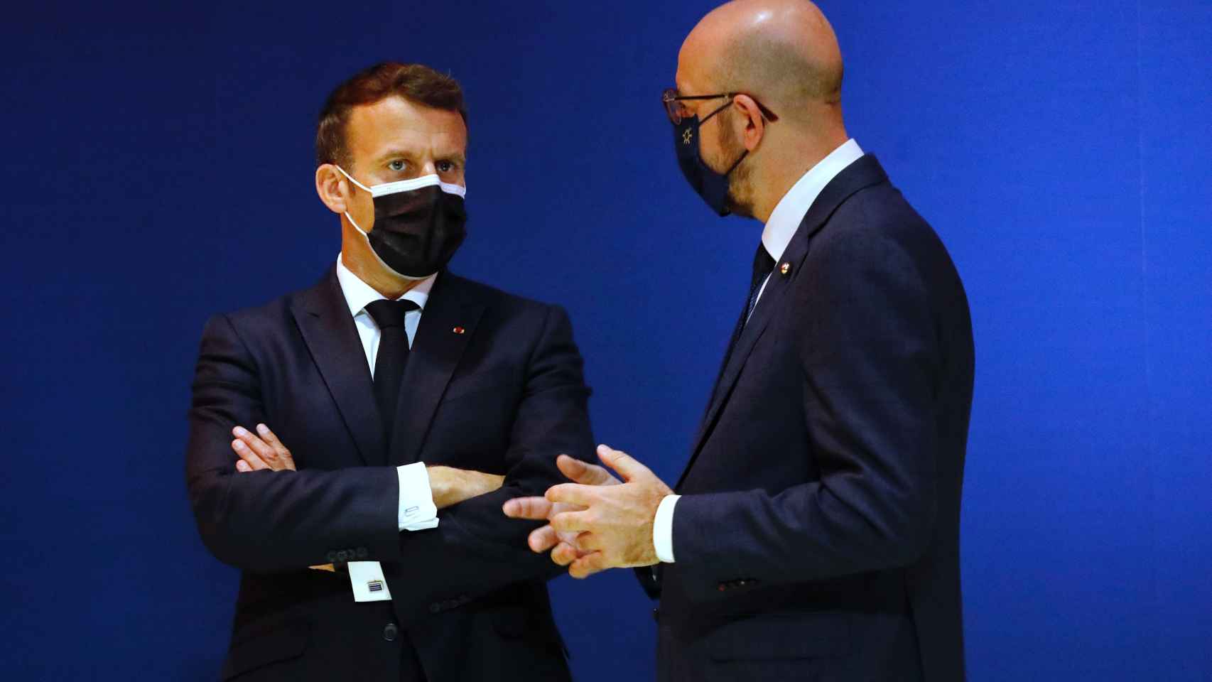 Emmanuel Macron conversa con Charles Michel este sábado durante la cumbre de Oporto