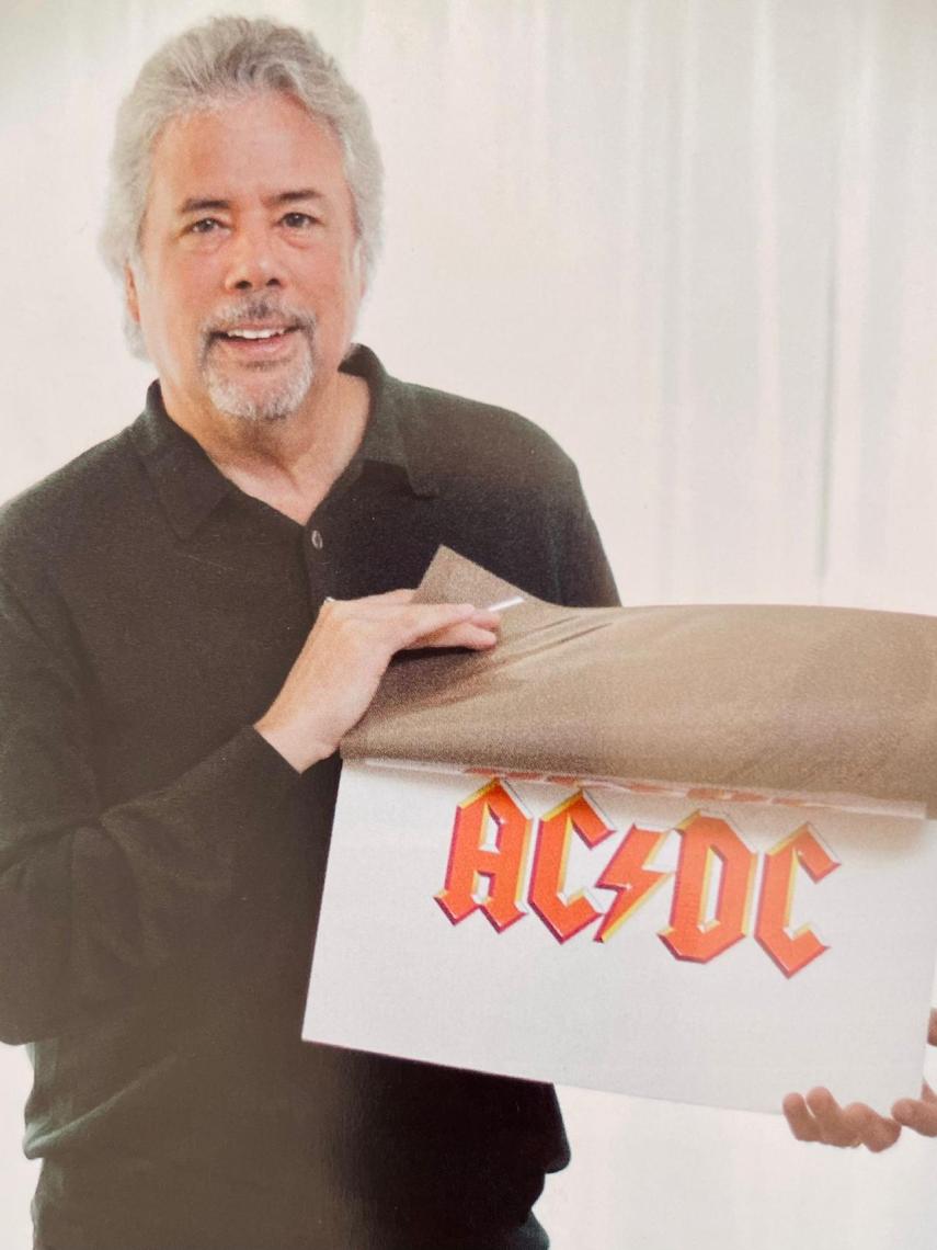 Gerard Huerta, con el logotipo que hizo ricos a los de AC/DC.