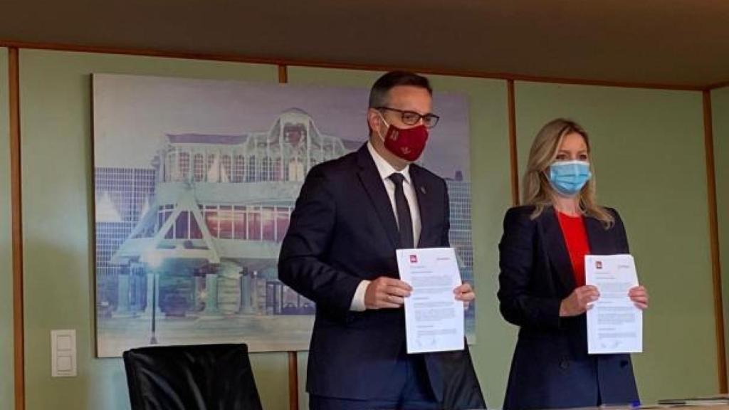 Diego Conesa, PSOE, y Ana Martínez Vidal, Ciudadanos, firmando el frustrado pacto de Gobierno en la Asamblea Regional.