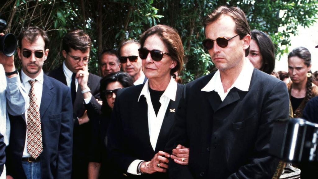 Miguel Bosé junto a Rosario Primo de Rivera, última esposa del torero, durante el funeral de este.