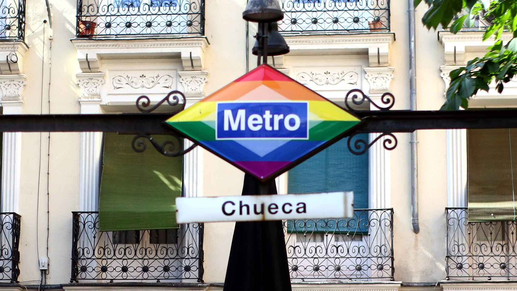 Insigne boca de metro en la Plaza de Chueca.