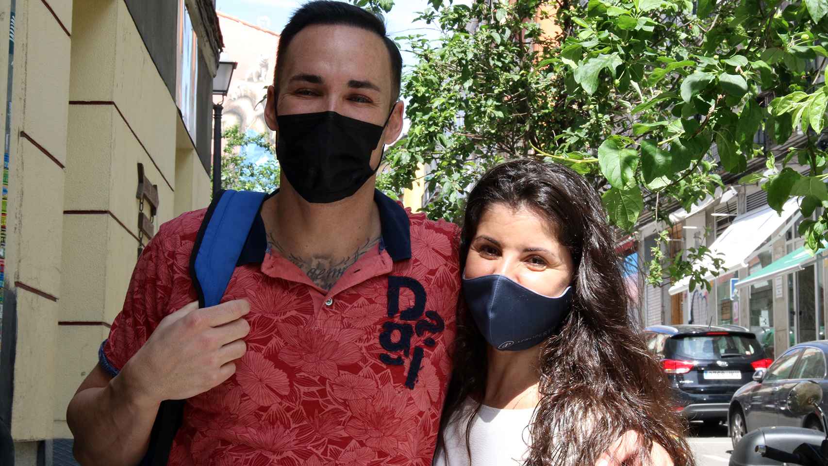 Una pareja que pasea por el barrio de Chueca admite su debilidad por Ayuso.