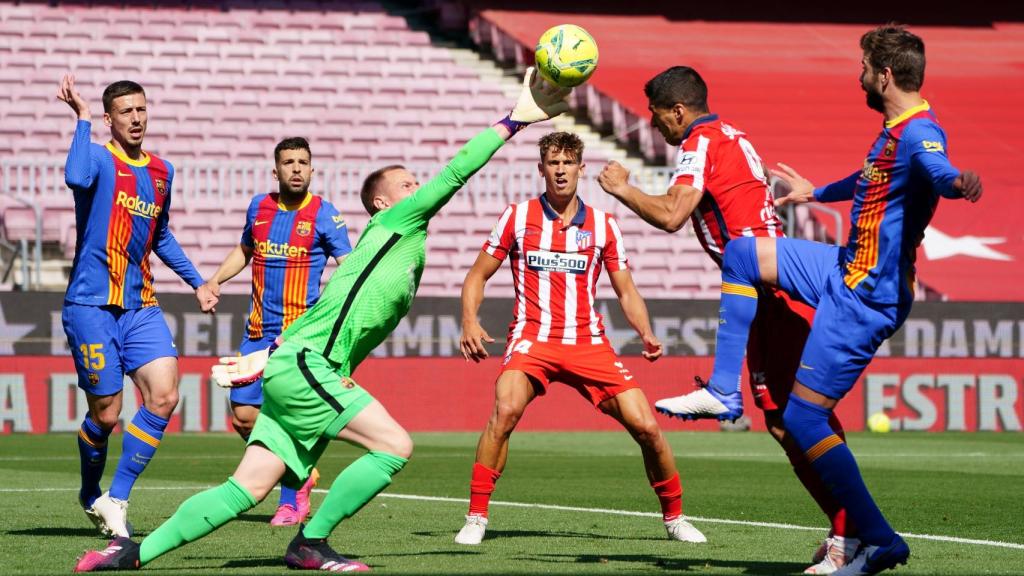 Ter Stegen (Barça) intenta despejar con el puño un balón suelto ante el Atlético