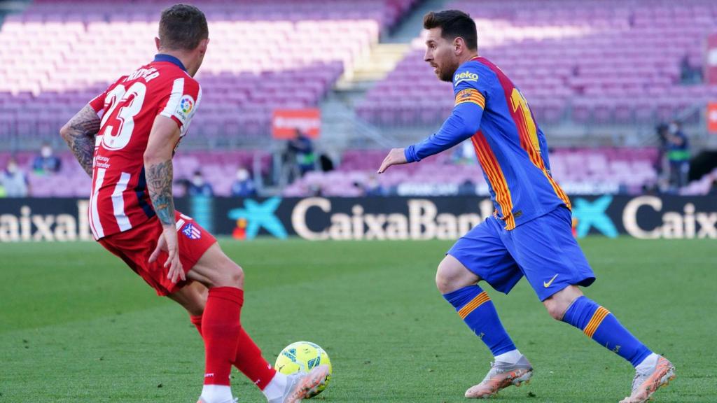 Messi (Barça) encarando a la defensa del Atlético