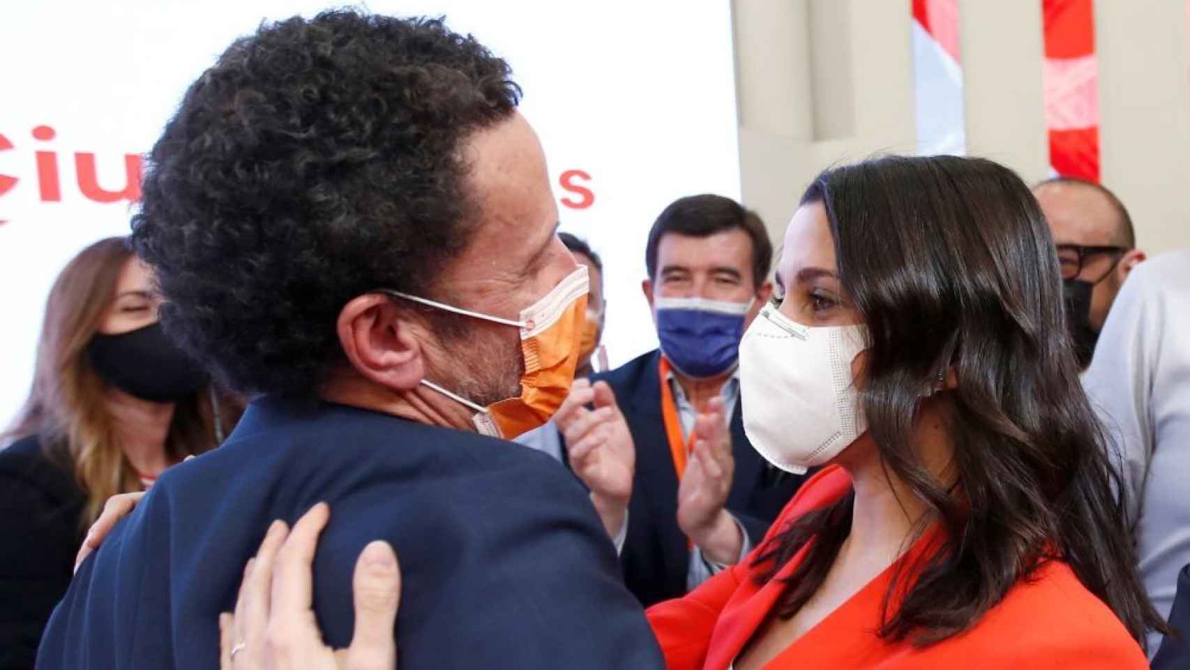 Edmundo Val abrazándose con Inés Arrimadas tras el descalabro del 4M.
