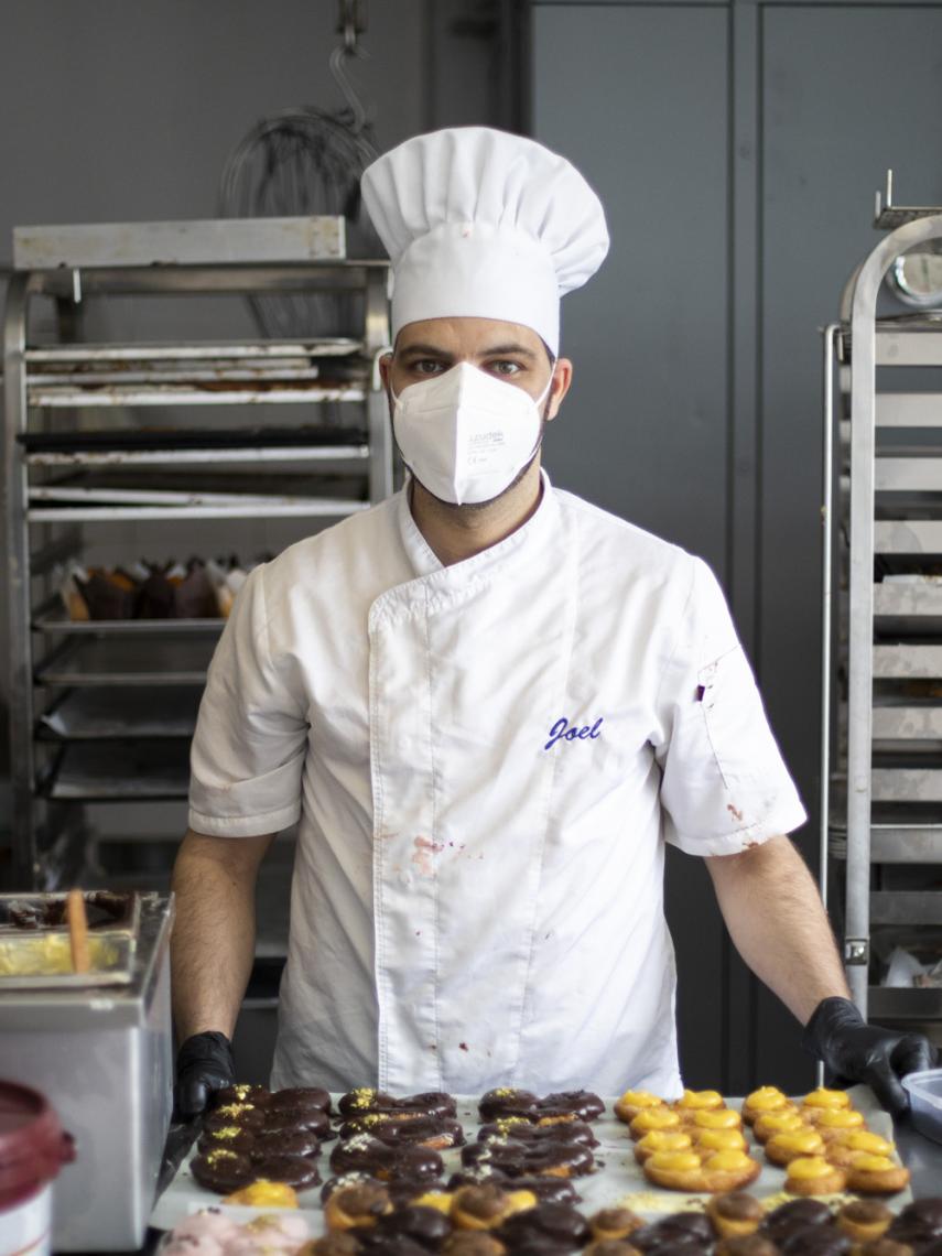 Joel, maestro repostero de Forno de Lugo, con sus creaciones en el 'laboratorio de ilusiones'.