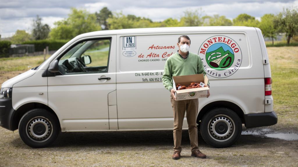 José Ramón Díaz, productor de embutidos artesanales, con sus chorizos criollos gallegos.