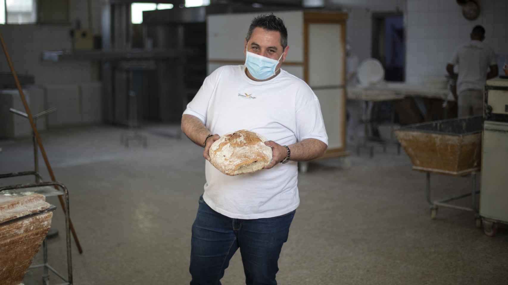 Héctor Pérez, dueño de la cadena Forno de Lugo, con un pan artesanal en el obrador central.