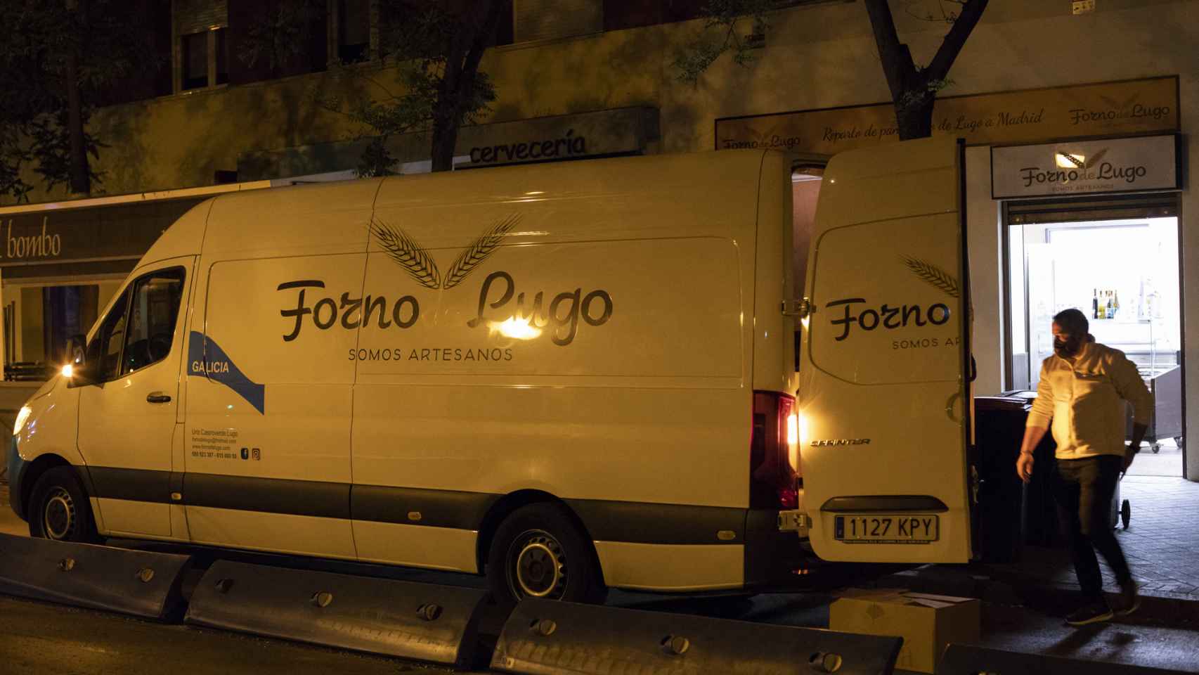 Viajamos a Madrid con la empresa para ser testigos del reparto de pan fresco. En la imagen, Tino descarga la furgoneta.