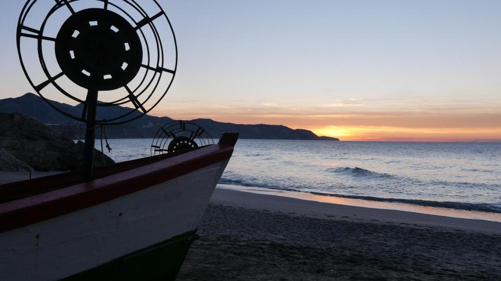 Interceptan una patera con ocho hombres en la costa de l'Alfàs del Pi.