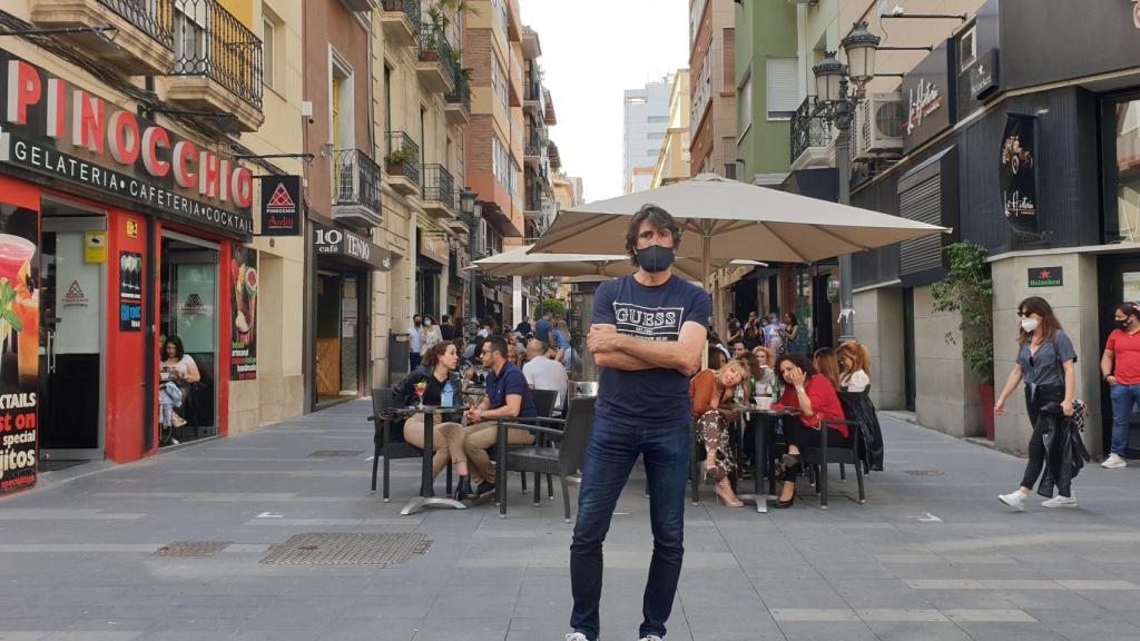 Javier Galdeano, de Alroa, en la calle Castaños de Alicante.