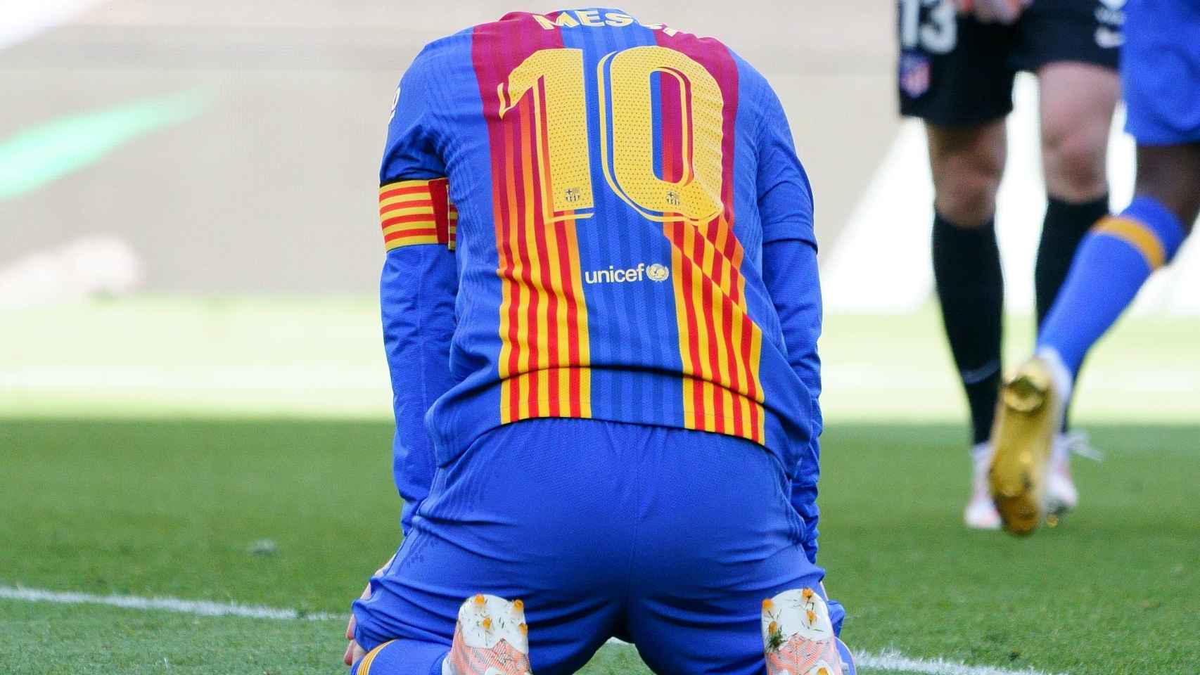 Messi se lamenta en el césped