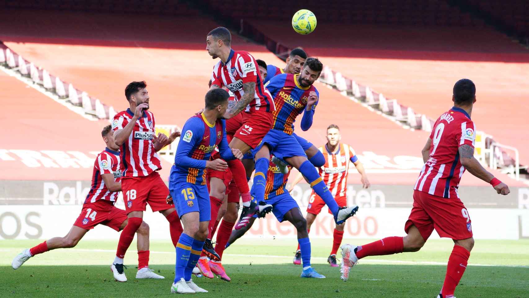 Barça y Atlético pelean un balón por alto