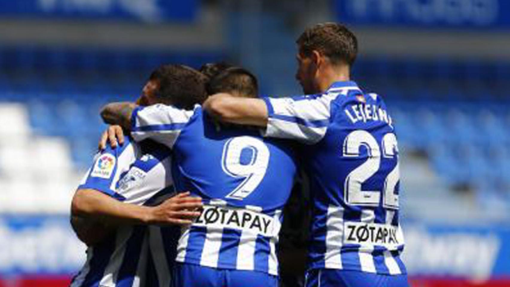 Joselu celebra su gol con sus compañeros